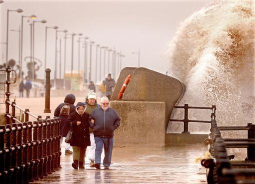 需注意！歐洲多國遭強風暴襲擊，港口關閉，航班停止運營